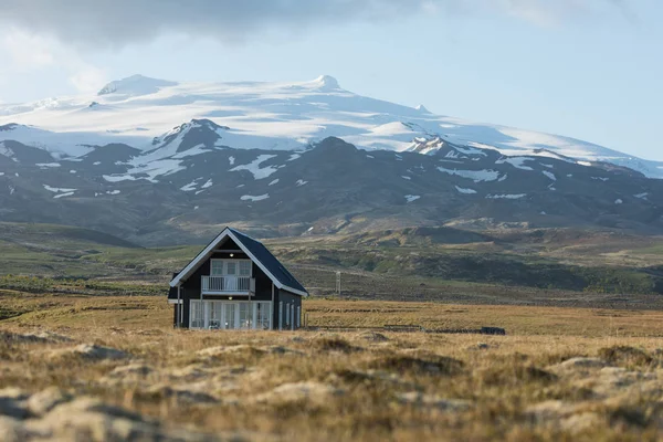 Krajobraz z typowym domem w Islandii. — Zdjęcie stockowe