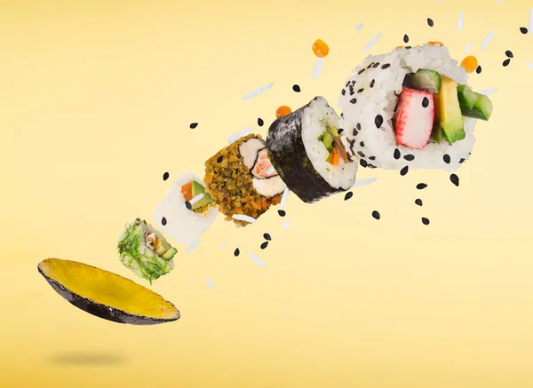 Kawałki pysznego japońskiego sushi zamrożone w powietrzu. — Zdjęcie stockowe
