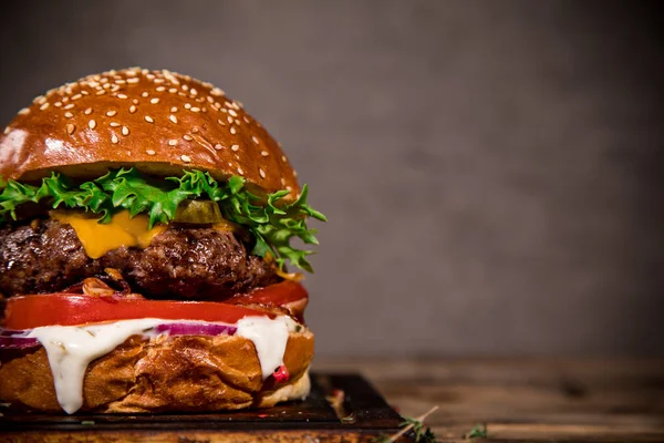 Smakliga hamburgare på träbord. — Stockfoto