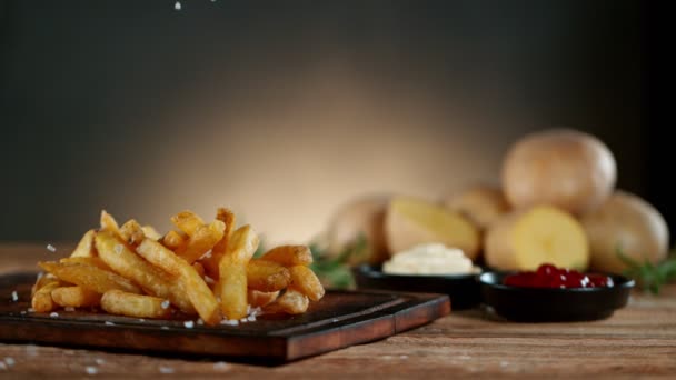 Super Slow Motion Shot του Falling Fresh French Fries σε ξύλινο τραπέζι — Αρχείο Βίντεο