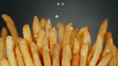 Süper Yavaş Hareket Detay Çekimi Taze patates kızartmasına tuz ekleme