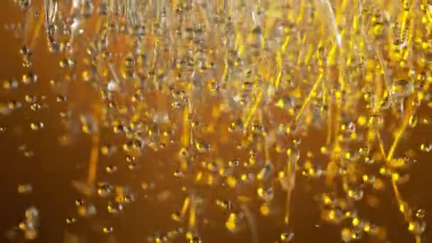 Super Zeitlupe Schuss spritzendes Öl auf goldenem Hintergrund bei 1000fps. — Stockvideo