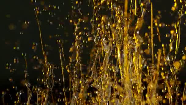 Super Slow Motion Shot of Splashing Oil na czarnym tle z 1000fps. — Wideo stockowe