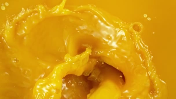 Супер медленное движение наливания апельсинового сока. Снято на камеру высокоскоростного кино — стоковое видео