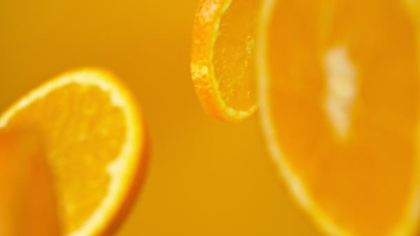 Super langzame beweging van het gieten van sinaasappelsap. Gefilmd op hoge snelheid bioscoop camera — Stockvideo