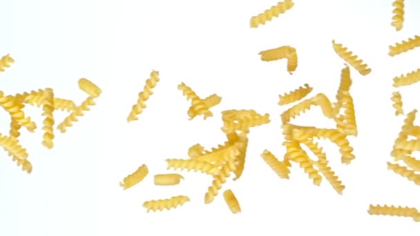 Super slow motion att flyga okokt italiensk pasta på vit bakgrund. — Stockvideo