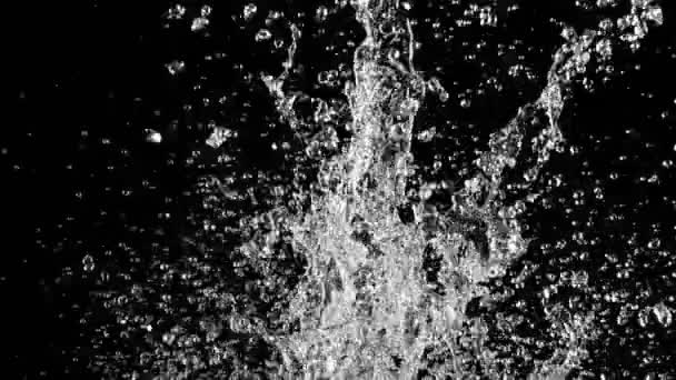 Agua salpicando sobre fondo negro, super cámara lenta. Filmado en cámara de cine de alta velocidad. — Vídeo de stock