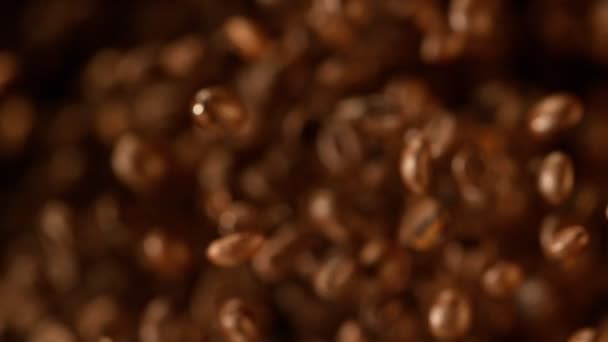 Super slow motion di chicchi di caffè volanti. 4K UHD — Video Stock