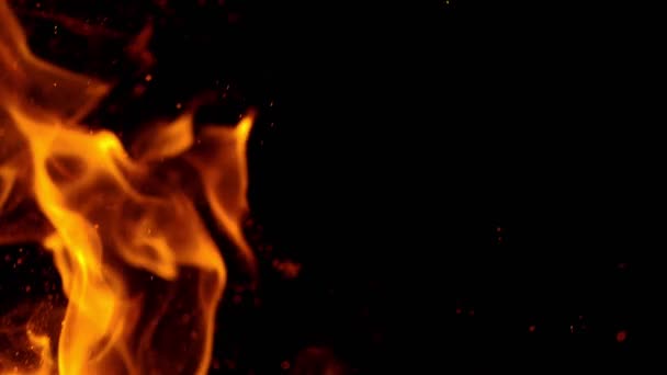 Ohňové plameny s jiskry, natáčení na vysokorychlostní kameru při 1000fps, — Stock video