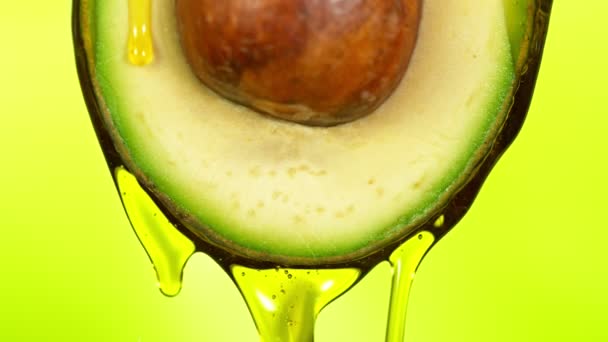 Verse avocado met oliestroom. Concept van gezond fruit ook nuttig in cosmetica. — Stockvideo