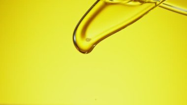 Altın Arkaplanda Su Sıçratan Yağın Süper Yavaş Çekimi.