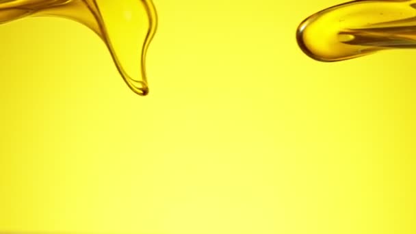 Super Slow Motion Shot of Splashing Oil on Golden Background. — Stock Video