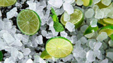 Patlayan buz hareketini limon ve nane ile dondur