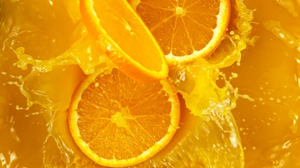 Congele o movimento de derramar suco de laranja. Vista superior. — Fotografia de Stock