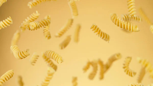 Frys rörelse av flygande okokt italiensk pasta på gyllene bakgrund. — Stockfoto