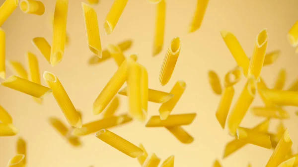 Frys rörelse av flygande okokt italiensk pasta på gyllene bakgrund. — Stockfoto