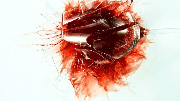 Colpo di rottura del vetro con vino rosso — Foto Stock