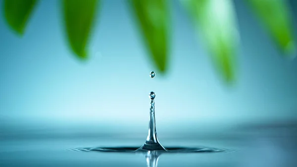 Макроснимок капли воды над водой, релаксация с помощью капель воды — стоковое фото