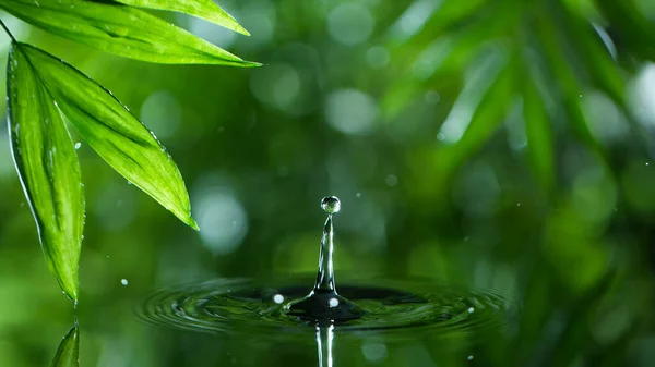 Macro tiro de gota de água sobre a água, relaxamento com conceito gotas ondulação de água — Fotografia de Stock