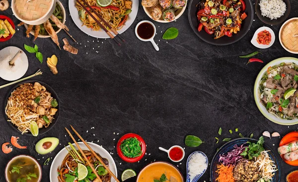 Fondo de comida asiática con varios ingredientes sobre fondo de piedra rústica, vista superior. —  Fotos de Stock