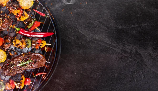 Parrilla de barbacoa con filetes de ternera, primer plano . — Foto de Stock