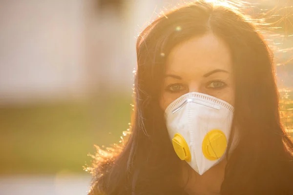 Frau in der Stadt mit Mundschutz gegen Infektion — Stockfoto