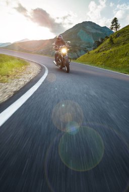 Dolomite pass motosiklet sürücüsü sürme, İtalya, Avrupa.