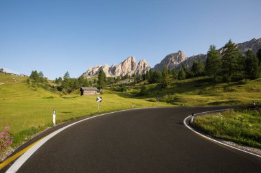 Bir yaz günü Dolomites asfalt yol.