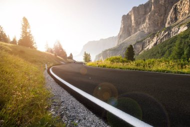 Bir yaz günü Dolomites asfalt yol.