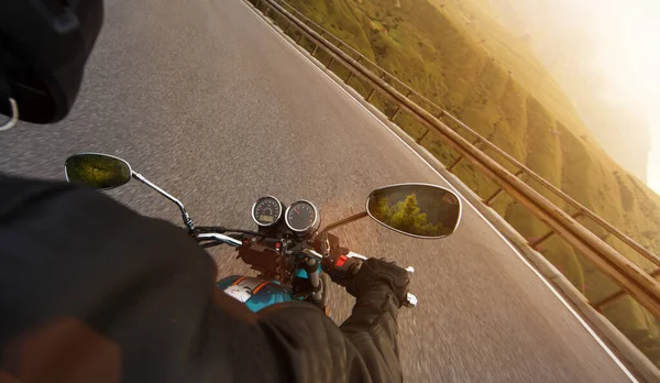 Motorista de motocicleta na estrada alpina, guiador vista, Dolomites, Europa. — Fotografia de Stock