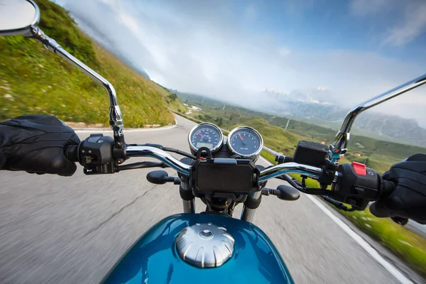 Șofer de motocicletă de echitație în autostradă alpină, vedere ghidon, Dolomiți, Europa . — Fotografie, imagine de stoc
