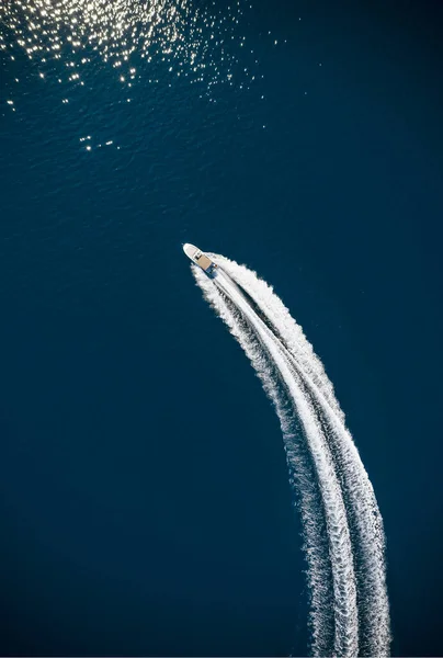 Snelheid boot in Middellandse Zee. — Stockfoto