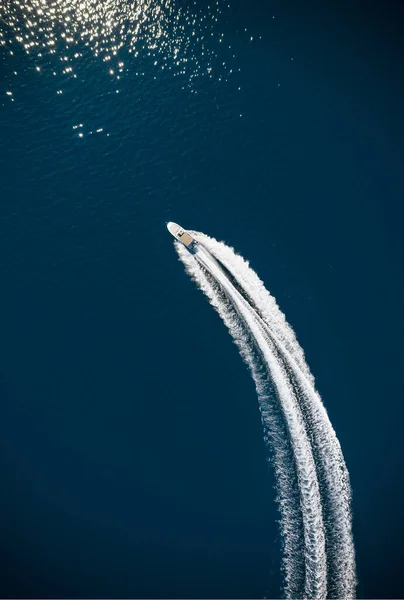 Motoscafo nel Mar Mediterraneo. — Foto Stock