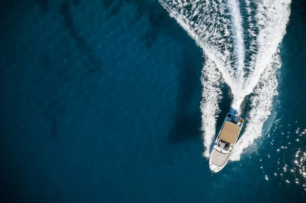 Velocidade barco no mar Mediterrâneo. — Fotografia de Stock