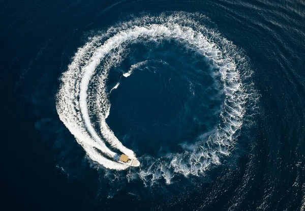 Швидкісний човен в Середземному морі . — стокове фото