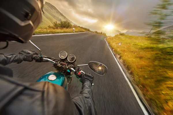 Conductor de motocicleta montando en carretera alpina, vista al manillar, Dolomitas, Europa. — Foto de Stock