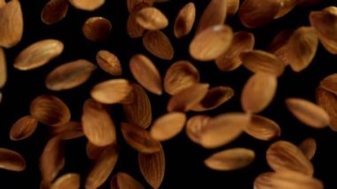 Badem patlaması. Yüksek hızlı sinematik kamerayla çekilmiş. Yavaş Hareket.