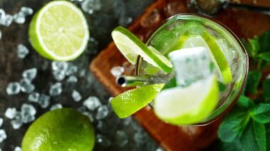 Siyah taş masadaki bardakta mojito kokteyli, makro yavaş çekim..