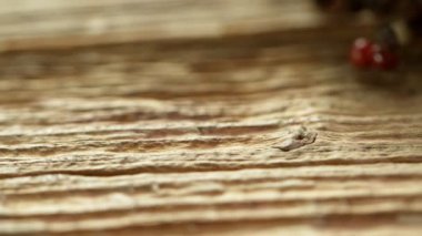 Renkli biber masaya düşüp yuvarlanıyor. Yüksek hızlı sinematik kamerayla çekilmiş. Yavaş Hareket.