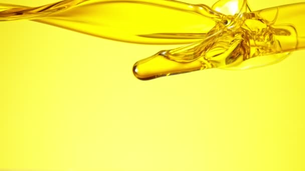 Super Slow Motion Colpo di spruzzo di olio su sfondo dorato. — Video Stock