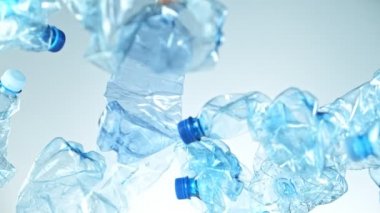 Mavi Derece Arkaplanda Uçan Plastik Şişelerin Süper Yavaş Çekimi.