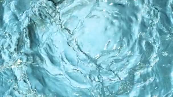 Agua salpicando sobre fondo azul, super cámara lenta. Filmado en cámara de cine de alta velocidad. — Vídeo de stock