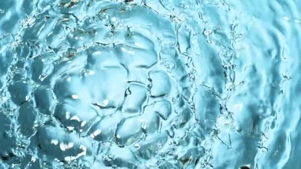 Wasser plätschert auf blauem Hintergrund, Superzeitlupe. Gefilmt mit High-Speed-Kinokamera. — Stockvideo