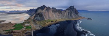 Stokksnes Vestrahorn ile güneydoğu İzlanda kıyısında. İzlanda.