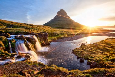 Kirkjufellsfoss Şelalesi ve Kirkjufell Dağı, İzlanda 'da gün doğumuyla güzel bir manzara..