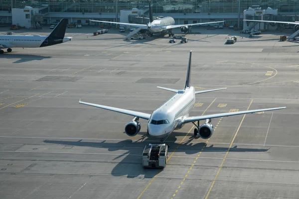 Avião perto do terminal em um aeroporto — Fotografia de Stock