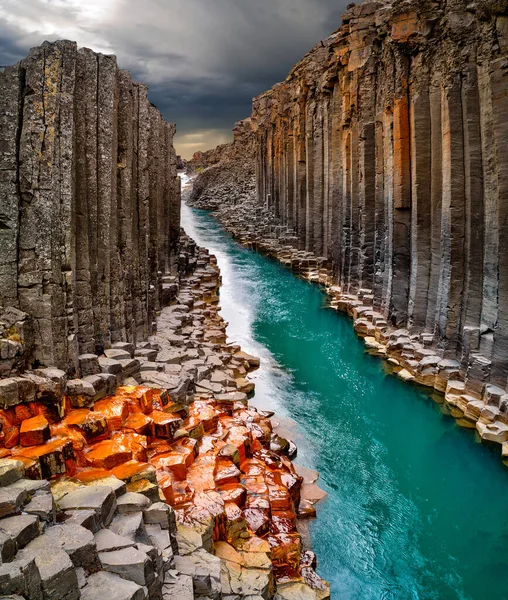 Zapierający dech w piersiach widok na kanion bazaltowy Studlagil, Islandia. — Zdjęcie stockowe