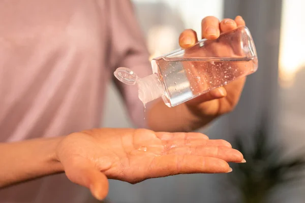Lavado de manos de mujer con gel de desinfección —  Fotos de Stock
