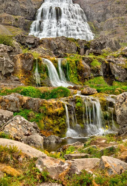 Wunderschöne Kaskaden von famlus dynjandi Wasserfall, Westfjorde, Island — Stockfoto