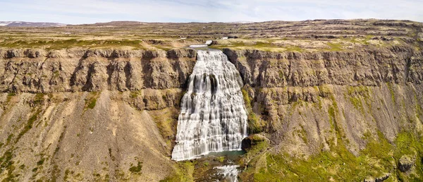 Piękne kaskady famlus Dynjandi wodospad, Westfjords, Islandia — Zdjęcie stockowe